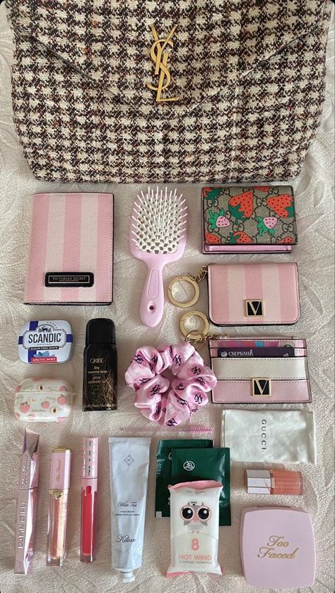 What's In My Bag Aesthetic, Bag Tour, Too Faced Lip Injection, Everyday Bag Essentials, School Bag Essentials, Inside My Bag, Pink Wallet, Purse Essentials, Handbag Essentials