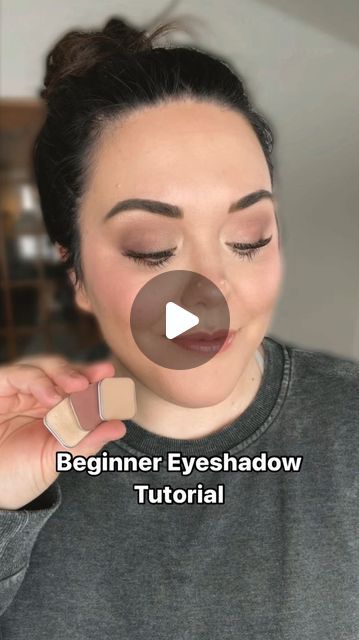 36K views · 2.5K likes | Stephanie VanStraten |📍WI Makeup Artist & Educator on Instagram: "Walk through beginner eyeshadow tutorial 🫶🏼  Using the color Chai through the crease, Lullaby to deepen the outer corner & smoke out the lower lash line, and finally Drift to highlight the inner corner and brow bone! This works as a pretty highlight for the cheeks and nose as well ☺️  📲 Comment “beginner4” for the Iink to these shadows and brush! And make sure to follow for more easy tutorials @stephaniemua1 💋  #easyeyeshadow #easyeyeshadowtutorial #eyeshadowtutorials #beginnereyeshadow #beginnermakeup #easymakeuptutorial #greenbaymakeupartist #greenbaywi #greenbay #greenbaywisconsin #seintofficial @seintofficial" Beginner Eyeshadow Tutorial, Make Up Shadow, Eyeshadow Tutorial Natural, Simple Eyeshadow Tutorial, Eyeshadow Tutorial For Beginners, Beginner Eyeshadow, Eye Makeup Images, Eyeshadow Tips, Glam Makeup Tutorial