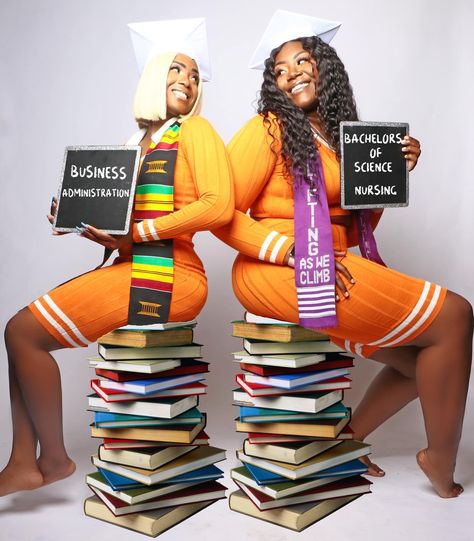 Graduation Photoshoot Best Friends, Graduation Photoshoot Ideas With Friends, Best Friend Graduation Shoot, Bsf Graduation Pictures, Best Friend Graduation Pictures Black, Graduation Shoot Ideas, College Grad Pictures, Graduation Look, Nursing Graduation Pictures