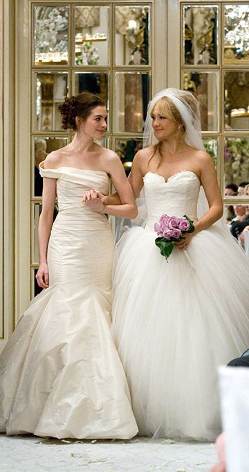 Anne Hathaway and Kate Hudson's Vera Wang dresses in Bride Wars Bride Wars Wedding Dress, Keira Knightley Wedding Dress, Anne Hathaway Wedding, Wedding Dress Film, Famous Brides, Movie Wedding Dresses, Bride Wars, Plaza Wedding, Tv Weddings