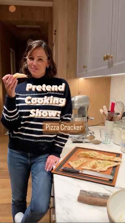 Pretend Cooking Show: Pizza Cracker. | pizza, ingredient, Jennifer Garner | It’s 🍕 night! Or afternoon. Or anytime! Check out the latest episode of #PretendCookingShow with Jennifer Garner to learn how she makes her favorite... | By KitchenAid | Facebook Pizza Cracker Jennifer Garner, Jennifer Garner Pizza Cracker, Jennifer Garner Recipes, Cracker Pizza, Beer Pizza Dough, Pizza Crackers, Jennifer Gardner, Stuffed Breads, Cracker Recipe