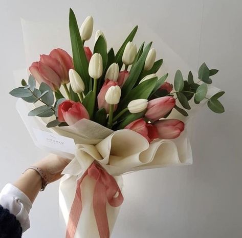 Flower Boquet, Tulips Arrangement, Luxury Flower Bouquets, Flower Bouquet Diy, Flower Gift Ideas, Boquette Flowers, Flower Arrangements Simple, Tulip Bouquet, Bouquet Gift