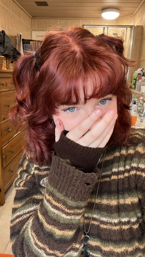 Dark Ginger Dyed Hair, Alt Natural Hair Colors, Thrift Looks, Mushroom Bangs, Short Hair Styles Dyed, Short Hair Haircuts With Bangs, Grunge Hairstyles For Short Hair, Ginger Hair Outfits Style, Bob Haircut Drawing