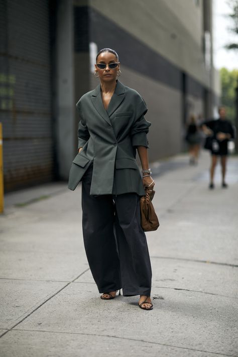 Black Woman Street Fashion, Street Chic Black Women, Eccentric Style Women, 2025 Style Trends, Oversized Chic Outfit, Fashion Colors Fall Winter 2024, European Fall Street Style, Real Street Style, Spring Fashion New York