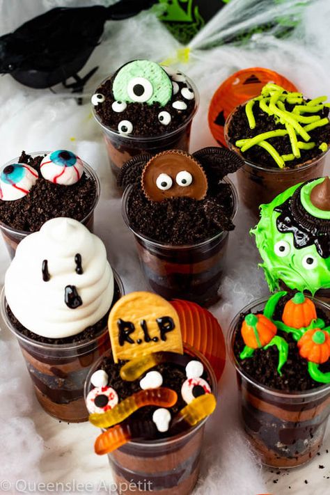 Halloween Dirt Cups ~ Recipe | Queenslee Appétit Fall Dirt Cups, Dessert For Halloween, Halloween Charcuterie Cups, Refreshments Ideas, Halloween Dirt Cups, Halloween Pudding, Spooky Desserts, Halloween Meals, Halloween Dirt