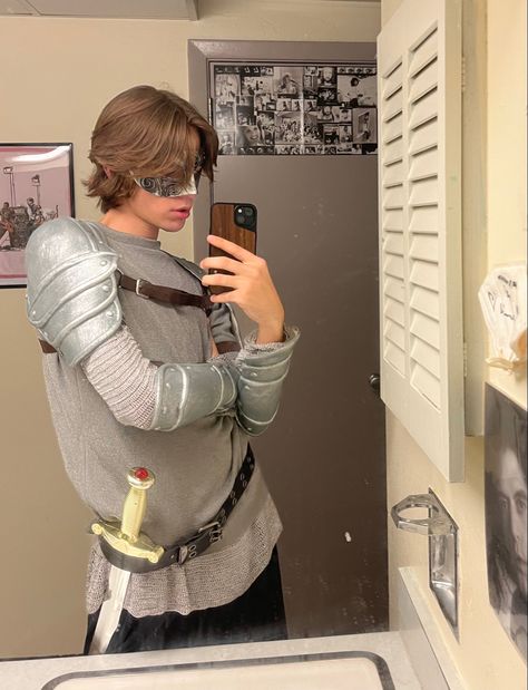 Romeo Costume Leonardo Dicaprio, Romeo Halloween Costume, Juliet And Romeo Costume, Knight Couples Costume, Easy Knight Costume, Shakespeare Halloween Costumes, Knight Costume Aesthetic, Halloween Knight Costume, Romeo And Juliet Outfit Ideas