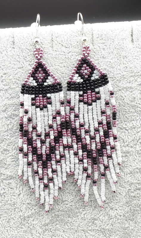 Seed beads fringe earrings – Kirouma's Creations Beaded Earrings Native Tutorial, Native Fringe Earrings, Beading Patterns Earrings, Beaded Earrings Native Beadwork, Crochet Earring Patterns, Fringe Earrings Diy, Indigenous Beading, Fire Tree, Earrings Seed Beads