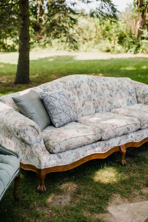 Vintage Floral Sofa Wedding Day Rentals Vintage Style Sofa, Victorian Farmhouse Sofa, Vintage Couch Aesthetic, Vintage Sofa Aesthetic, Floral Couch Living Room Vintage, Antique Couch Living Room, Floral Sofa Living Room, Vintage Couch Living Room, Vintage Floral Couch