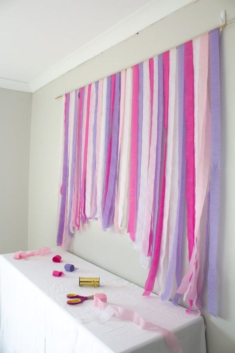 How to Make a Crepe Paper Streamer Backdrop | A Visual Merriment Backdrop Streamers, Crepe Paper Backdrop, Crepe Paper Decorations, Theme Bapteme, Party Streamer, Streamer Wall, Diy Streamers, Streamer Decorations, Crepe Streamers