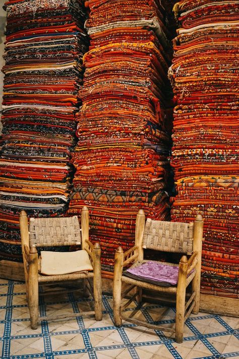 How To Buy A Traditional Moroccan Rug in Marrakech - Bon Traveler Moroccan Interiors Marrakech Morocco, Cozy Aesthetic Home, Moroccan Home Design, Morrocan Rugs, Sleek Decor, Moroccan Textiles, Vanity Lamp, Blanket And Pillow, New Passport