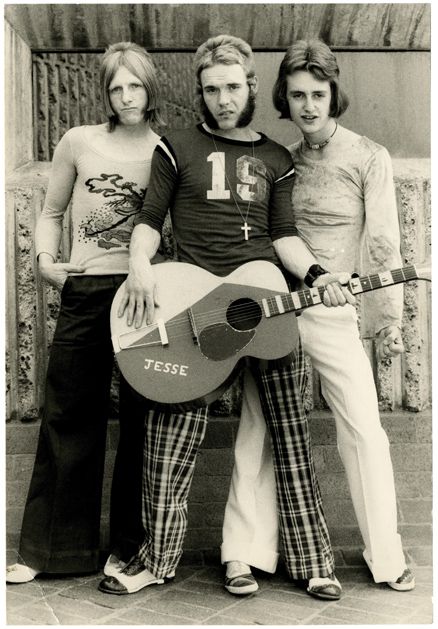 Hammersmith Gorillas photo shoot for their proto-punk single, “You Really Got Me,” 1974 Proto Punk, You Really Got Me, British Punk, Punk Movement, William Gibson, Panda Eyes, Black Hair Dye, Punk Scene, Joan Jett