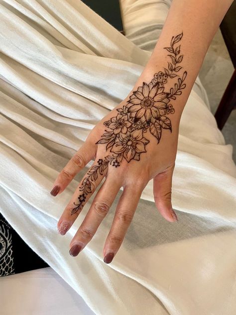 Women Inked Goddess Henna Tattoo Designs Hand Simple, Henna Tattoo On Hand, Flower Henna Tattoo, Henna Freckles, Henna Designs Arm, Simple Henna Designs Hand, Henna Tattoo Design, Small Henna Designs, Cute Henna Tattoos