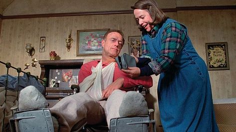 Annie & Paul costume ideas Misery Film, Misery Stephen King, Misery Movie, Horror Movie Scenes, Stephen King It, 1990s Movies, Kathy Bates, James Caan, Movie Journal