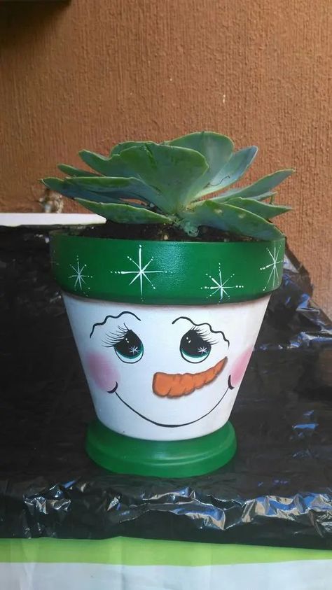 Mini Clay Pot Crafts, Pinterest Christmas Crafts, Plant Pots Crafts, Christmas Candy Jars, Terra Cotta Pot Crafts Diy, Clay Pot Projects, Hand Painted Planter, Flower Pot People, Clay Pot People