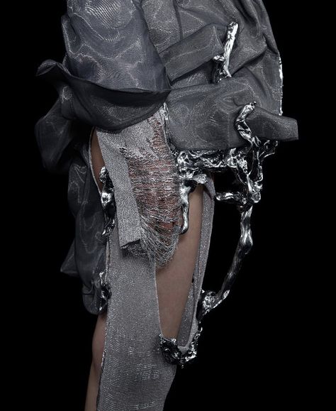 Metal Aesthetic Outfit, Metal Textiles Fashion, Metallic Runway, Metallic Futuristic, Kintsugi Fashion, Futuristic Metallic Aesthetic, Spider Fashion Haute Couture, Spring Summer 2023 Fashion, Deconstruction Fashion