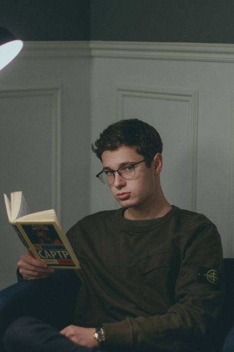 Male Portrait Poses, Man Reading, Guys Read, Mens Photoshoot Poses, Portrait Photography Men, Photographie Portrait Inspiration, Man Photography, Men Photography, Man Sitting