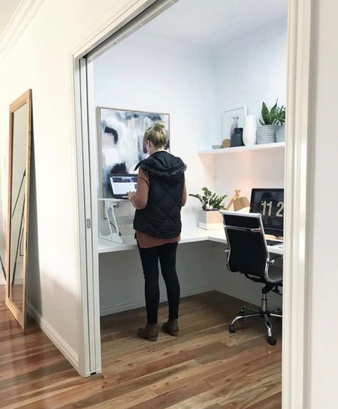 Office Inspiration Workspaces, Tiny Home Office, Cool Office Space, Popular Interior Design, Closet Office, Bedroom Cupboard Designs, Small Home Offices, Hallway Office, Office Nook