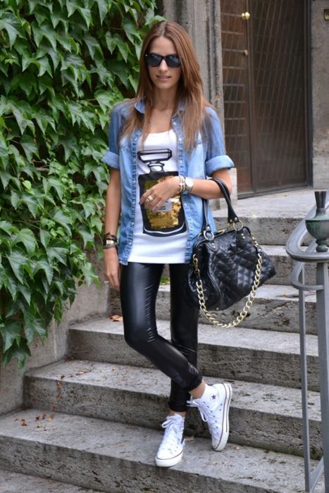 A blue denim shirt and black leather leggings are a perfect combination to be utilised at the weekend. White high top sneakers will give your look an on-trend feel. Shop this look on Lookastic: https://lookastic.com/women/looks/denim-shirt-crew-neck-t-shirt-leggings-high-top-sneakers-tote-bag-sunglasses-watch/13431 — Black Sunglasses — Blue Denim Shirt — White Print Crew-neck T-shirt — Silver Watch — Black Quilted Leather Tote Bag — Black Leather Leggings — White High Top Sneakers ... Lederhosen Outfit, Outfits Leggins, Casual Chique Stijl, Converse Outfits, Look Legging, Tennis Shoes Outfit, How To Wear Leggings, Black Leather Leggings, Blue Denim Shirt