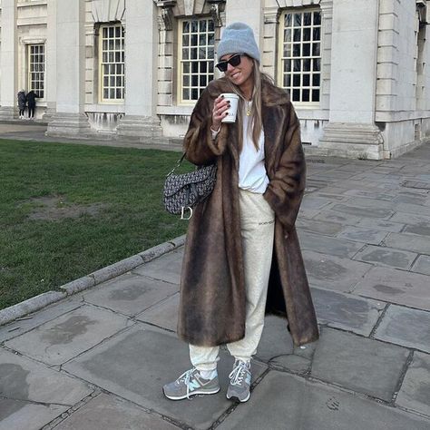 Fur Coat Sweatpants Outfit, Fur Coat And Hat, Fur Coat Casual Outfit, Fur Jacket Street Style, Faux Fur Coat Street Style, Faux Fur Coat Outfit, Fur Coat Outfit Casual, Fur Coat Street Style, Big Fur Coat