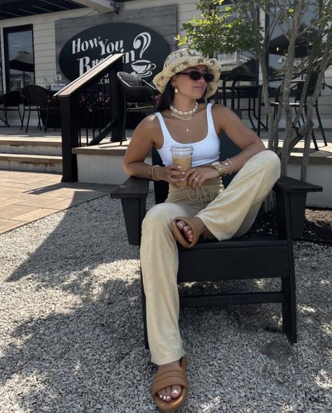 Modest Beach Holiday Outfits, Beige Bucket Hat Outfit Summer, Bucket Hat Outfit Black Women Summer, Beach Bucket Hat Outfit, California Summer Outfits 2023, Straw Bucket Hat Outfit Summer, Basic Beach Outfit, Summer Bucket Hat Outfit, Black Bucket Hat Outfit Summer