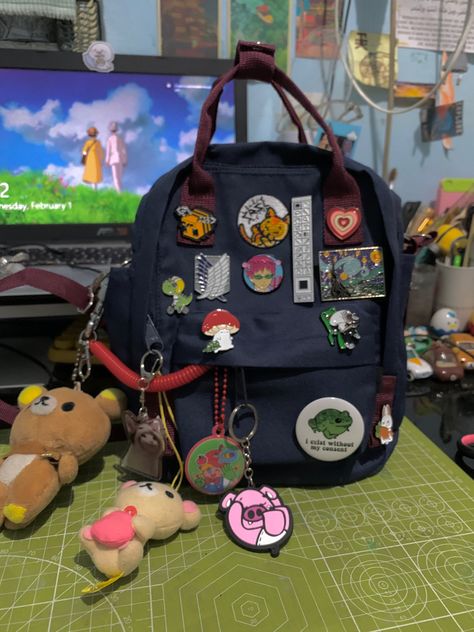 pins and keychains Backpack With Keychains And Pins, Kanken Keychain, Keychains On Backpack, Backpack With Pins Aesthetic, School Bag With Pins, Keychains On Bag, Backpacks With Pins, Tote Bag With Pins, Pins On Backpack Aesthetic