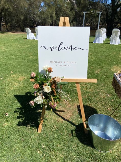 Welcome Sign Flower Arrangement, Pampas Grass Welcome Sign, Flower Petal Welcome Sign, Welcome Sign Eucalyptus, Aloha Welcome Sign, Drink Decorations, Welcome Drink, Australian Native Flowers, Sweet Floral