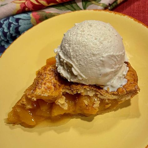 Refrigerated pie crust and frozen sliced peaches are used for this delicious peach pie that tastes divine topped with vanilla ice cream. Peach Pie With Frozen Peaches, Sliced Peaches, Peach Pie Recipes, Frozen Peaches, Baked Peach, Refrigerated Pie Crust, Vegan Apple, Peach Desserts, Fresh Peaches