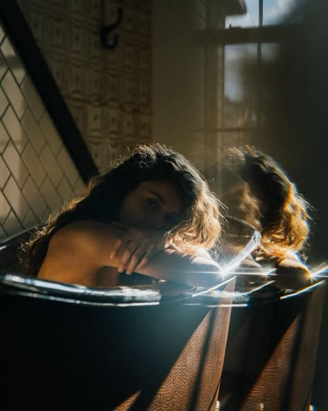 Bathtub Photography, Bouidor Photography, Bath Photography, Audrey Tautou, Photographie Portrait Inspiration, Affinity Photo, Chanel No 5, Foto Tips, Foto Poses