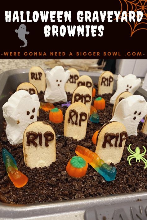 Graveyard Brownies, Halloween Brownies, Milano Cookies, Halloween Food Dinner, Fun Halloween Treats, Dirt Cake, Halloween Dessert, Fudgy Brownie, Halloween Graveyard