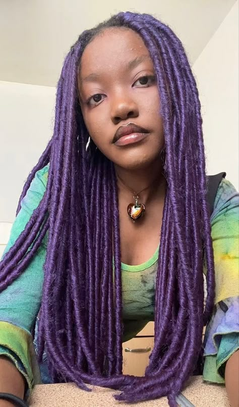 Purple Faux Locs, Faux Locs Red, Tranças Faux Locs, Faux Locs Colored, Purple Dreads, Girl With Purple Hair, Glass Heart Necklace, Purple Braids, Short Box Braids Hairstyles