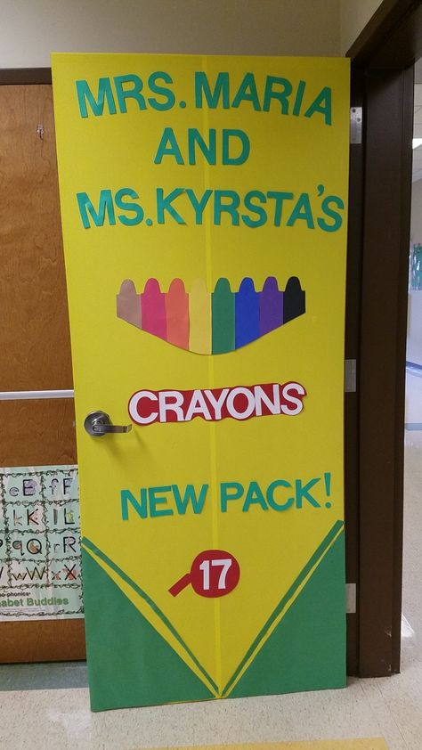 Crayon Back To School Bulletin Board, Crayons Theme Classroom, First Day Of Preschool Bulletin Board, First Day Of School Door Ideas, Back To School Door Decorations Daycare, Crayola Theme Classroom, Crayon Door Decorations Classroom, Crayon Classroom Door, Crayon Bulletin Board Ideas