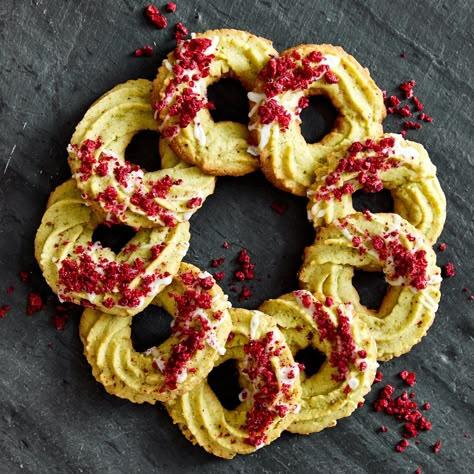 Pistachio Wreath Cookies by @pastrywithjenn. | Williams Sonoma Holiday Cookie Countdown Press Cookies, Ring Cookies, Pizza Recipe Video, Fruit Pizza Bar, Skillet Cookies, Healthy Fruit Pizza, Fruit Pizza Sugar Cookie, German Pancakes, Fruit Pizza Recipe