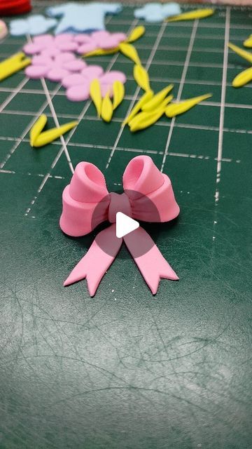 Things To Make With Fondant, Fondant Bows How To Make, Simple Fondant Cake Birthday, How To Make A Fondant Bow, Clay Bow Tutorial, How To Make Fondant, Bow Cake Design, Easy Fondant Decorations, Fondant Bow Tutorial