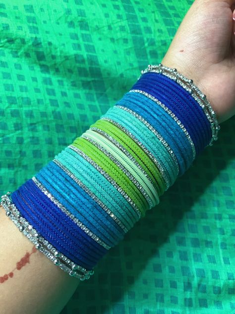 Glass Bangles Pakistani, Henna Patterns Hand, Keep Smile, Jewellery Bangles, Bridal Sari, Pakistani Bridal Makeup, Thread Bangles Design, Colorful Bangles, Neck Pieces Jewelry