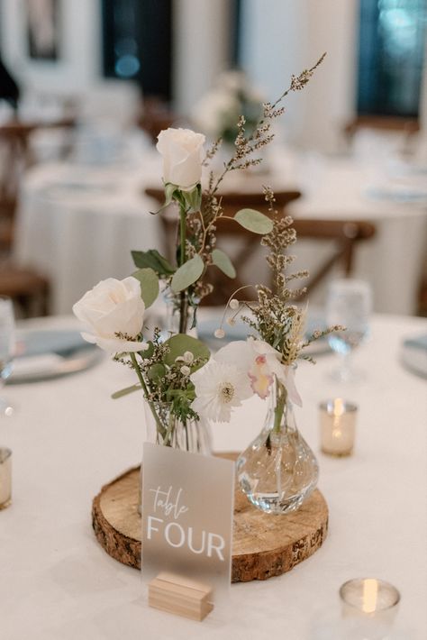 Wedding Dinner Setting Ideas, Rustic Bud Vases Wedding Centerpiece, Wedding Table Inspiration Simple, Small Table Centre Pieces Wedding, Simple Wedding Centerpieces Bud Vases, Simple Boho Reception Tables, Classy Wedding Centerpieces Diy, Mini Vases With Flowers Wedding, Rustic Centre Pieces For Weddings