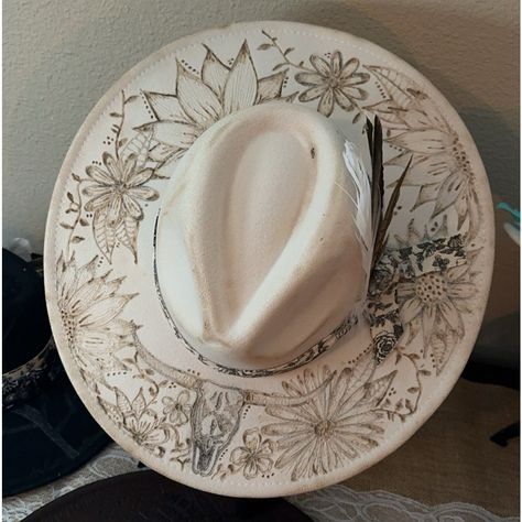 Gorgeous Burnt Cream Fedora With Sunflowers, Wildflowers, And A Longhorn. Ribbon And Feathers As Accents. Black Added To Burn In Areas For Contrast! Felt Cowboy Hats, Hand Burn, Felt Fedora, Hat Ideas, Western Hats, Cowgirl Hats, Wedding Hats, Cool Hats, Felt Hat