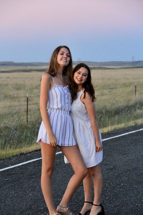 Sunset summer picture Best Friends Poses Reference, Tall And Short Best Friend Pictures, Friend Drawing Ideas, Short And Tall Best Friends, Best Friend Drawing Ideas, Tall And Short Best Friend, Short And Tall Best Friends Poses, Tall Friends, Tall And Short