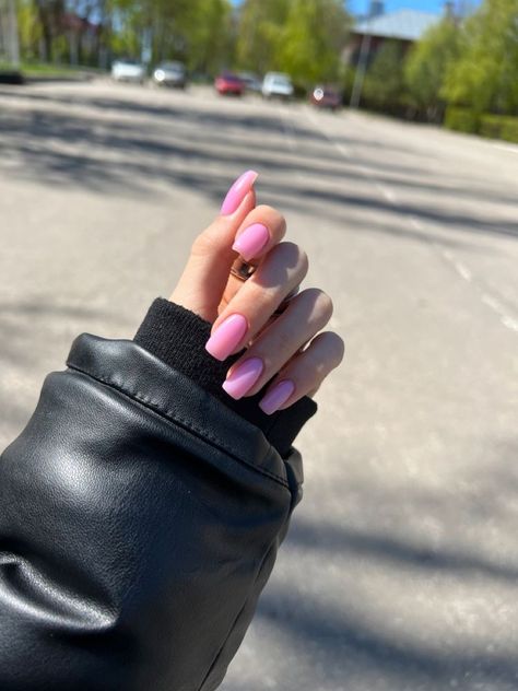 soft pink nails | pink nails | pink aesthetic | short nails | square nails | beauty | nail inspiration Square Pink Nails, Aesthetic Short Nails, Short Nails Square, Bubblegum Pink Nails, Pink Spring Nails, Short Pink Nails, Soft Pink Nails, Trendy Shades, Nagellack Trends