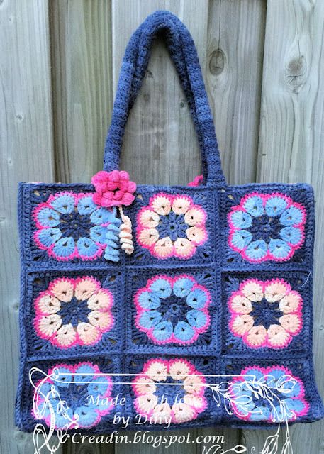 Trendy Crochet Bag, Crochet Granny Patterns, Jute Tas, Granny Pattern, Handbags Patterns, Womens Crochet Patterns, Bead Crochet Patterns, Granny Square Bag, Bag Designs