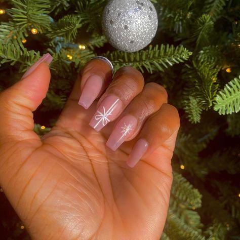 Pretty Presents Hot Red Nails, Christmas Manicures, Nail Designs 2022, Xmas Nail Designs, Best Nail Designs, Festive Nail Designs, Christmas Tree Nails, Hottest Christmas Gifts, Christmas Manicure