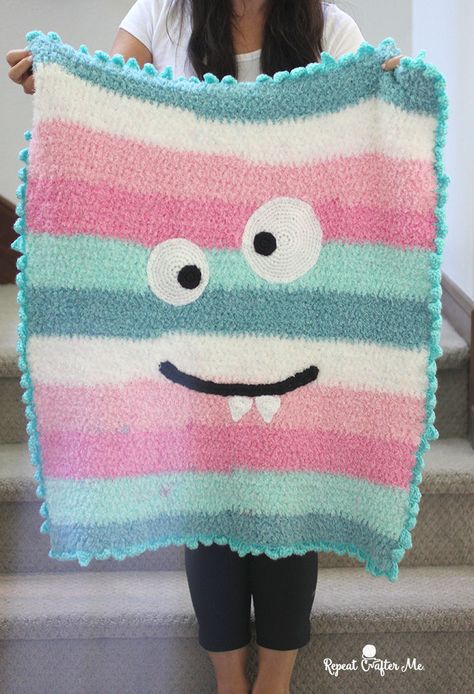 Crochet Monster Blanket with Bernat Pipsqueak Stripes - Repeat Crafter Me Crochet Kids Blanket, Crochet Blanket Sizes, Crochet Monster, Repeat Crafter Me, Crochet Monsters, Crochet Santa, Crochet For Beginners Blanket, Afghan Pattern, Kids Blankets