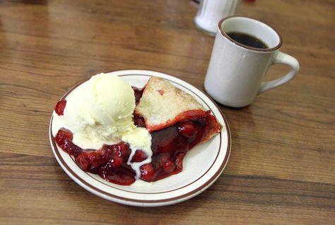 Twin Peaks to Make a Comeback, and We’re on the Hunt for Damn Good Cherry Pie in the Meantime Breakfast Diner, Breakfast In America, Pops Restaurant, Pie A La Mode, California Food, Diner Recipes, The Best Breakfast, Classic Dishes, Cherry Pie