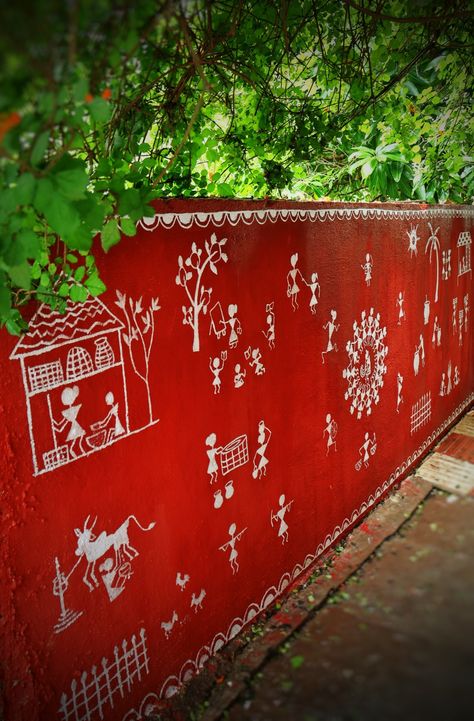 Varali Painting On Wall, Worli Painting Art On Wall, Traditional Wall Painting Indian, Warli Painting Ideas On Wall, Warli Painting Ideas, Compound Painting, Balcony Wall Painting Ideas, Wall Painting Ideas Indian, Gujarat Culture