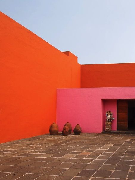 The entrance courtyard of Luis Barragán’s Casa Prieto López in El Pedregal, Mexico City 1950 Louis Barragan, Entrance Courtyard, Colour Architecture, Casas Coloniales, México City, Orange And Pink, Color Textures, 인테리어 디자인, Mexico City