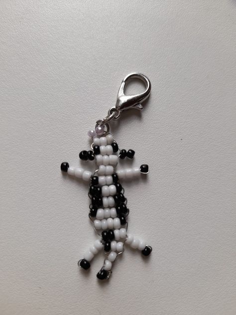 Cow Seed Bead Pattern, Mini Bead Patterns, Beaded Animal Rings, Seed Bead Animals, Bead Animals Patterns, Seed Bead Charms, Beaded Cow, Bead Lizard, Seed Beads Diy