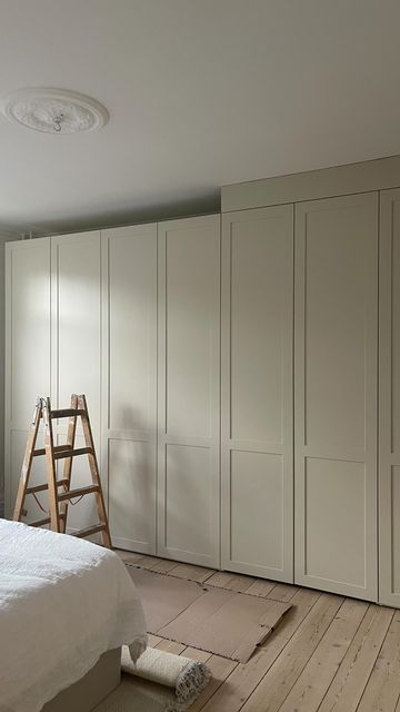 Bedroom Inspirations Built In Wardrobes, Built In Storage In Bedroom, Ikea Hack Linen Closet, Deep Wardrobe Ideas, Ikea Wardrobe Wall, Box Bedroom Designs, Built In Wardrobe Colour Ideas, Hidden Wardrobe Wall, Tiny Bedroom Closet Ideas