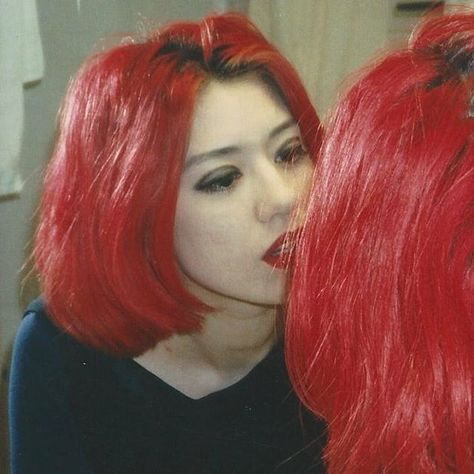 Siri Wheeler (@siriface) • Instagram photos and videos Miki Berenyi, Red Hair Aesthetic, 90s Grunge Hair, Red Hair Inspo, Hair Aesthetic, Hair Color Blue, Dye My Hair, Hair Inspo Color, Grunge Hair