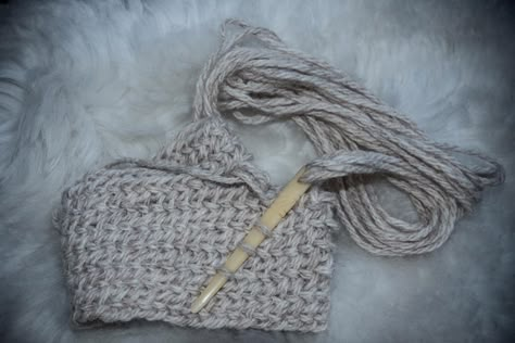 The Beginner's Guide to Nalbinding (Scandinavian Knotless Knitting) Needle Binding, Viking Knitting, Net Making, Medieval Crafts, Norwegian Knitting, Knitting Stitches Tutorial, Card Weaving, Easy Knitting Projects, Viking Knit