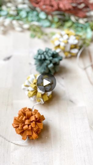 Fall Garland Diy, Fall Season Crafts, Southern Christmas, Felt Pumpkins, House Crafts, E Craft, Fall Festivities, Pom Garland, Yarn Pom Pom