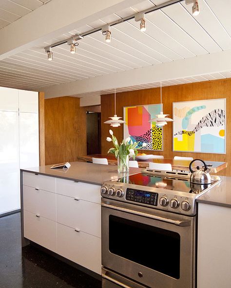 Bret and Mary Peyton did a great job of updating the kitchen while keeping the design true to the home's midcentury roots Eichler Kitchen, 1940 House, Tiny House Remodel, Track Lighting Kitchen, Modern Home Decor Kitchen, Textured Wall Panels, Mcm Kitchen, Eichler Homes, Track Lighting Fixtures